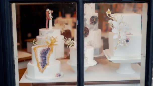 Kecil tapi megah kue pernikahan melalui jendela toko roti — Stok Video