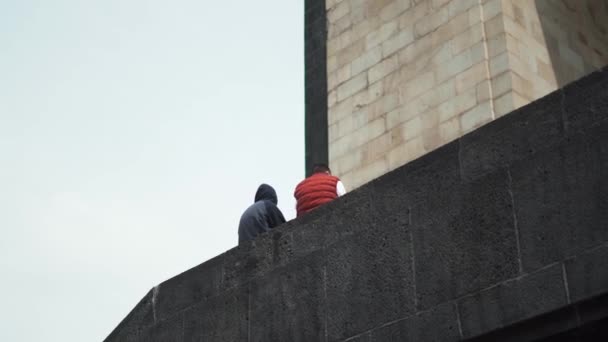 Toeristen rusten naast het Monument van de Revolutie uit Mexico City — Stockvideo
