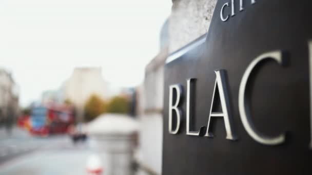 Close up view of the Blackfriars Bridge Plaque with the blurry city as background — Stock Video