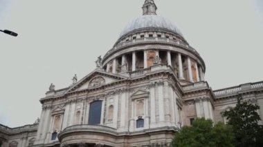 Caddenin karşısındaki Aziz Paul Katedrali ve bulutlu bir gökyüzünün altında