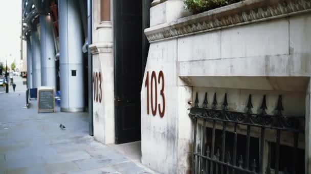 Adresse 103 neben dem Eingang eines marmornen Gebäudes — Stockvideo