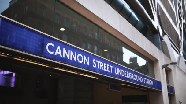 Das Schild der U-Bahnstation Cannon Street über dem gläsernen Eingang eines Gebäudes — Stockvideo