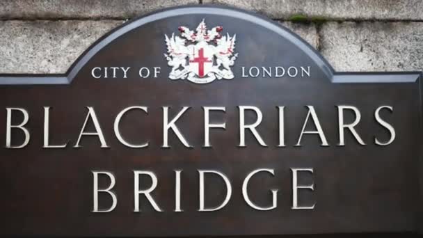 Vue arrière de la plaque du pont Blackfriars avec les armoiries de Londres — Video