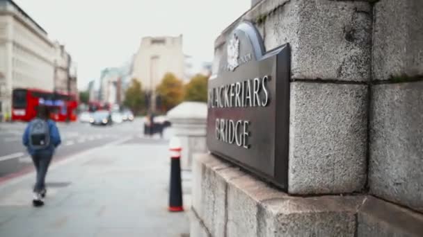 Zijaanzicht op de Blackfriars Bridge Plaque en de straat als achtergrond — Stockvideo
