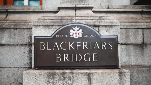Vista frontal de la Placa del Puente Blackfriars con el Escudo de Armas de Londres — Vídeos de Stock