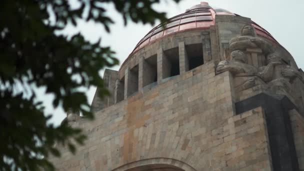 Top of the Monument to the Revolution from Mexico City Behind a Tree — Stok video