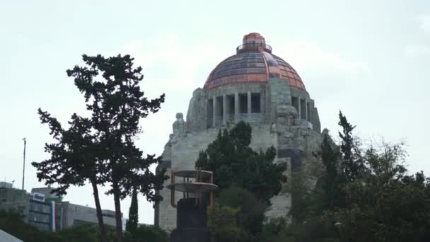 Monumento à revolução por trás de algumas árvores da Praça da República — Vídeo de Stock