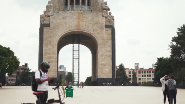 Voorzijde van het Monument voor de Revolutie en het Repiblic Square — Stockvideo