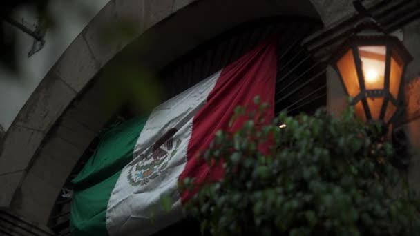 Mexikanische Flagge hängt über einem Hauseingang — Stockvideo