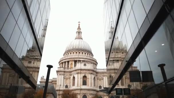 Пейзаж Собора Святого Павла между двумя темными стеклянными зданиями — стоковое видео