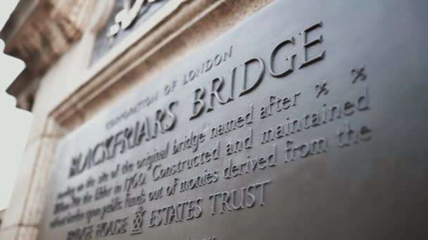 Close-up zicht op de gedenkplaat van de Blackfriars Bridge op een betonnen muur — Stockvideo