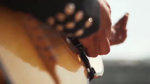 Mariachi tocando un instrumento mexicano llamado Vihuela en la Ciudad de México — Vídeos de Stock