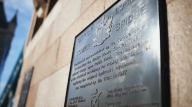 Kule Köprüsü hatıra plaketinin beton bir duvardaki yakın görüntüsü.