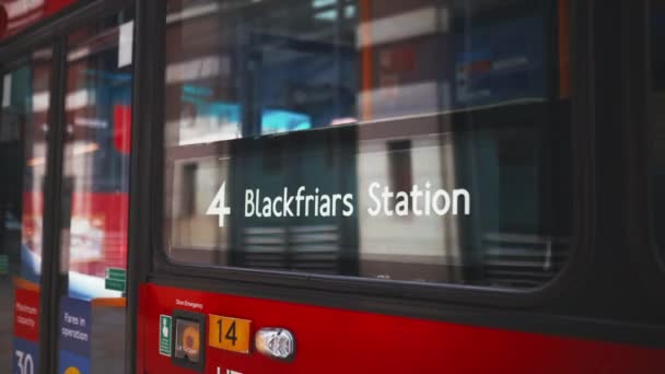 古典的な赤いロンドンバスの窓にBlackfriars駅の看板 — ストック動画