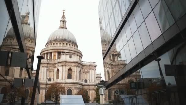 Vue paysage de la cathédrale Saint-Paul entre deux bâtiments en verre sombre — Video