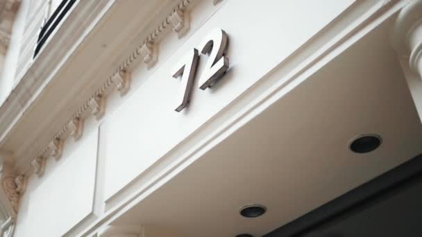 Dirección número 72 en un edificio blanco sobre la entrada — Vídeo de stock