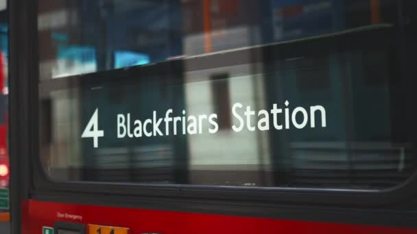 Blackfriars Station tábla egy klasszikus piros londoni busz ablakán — Stock videók