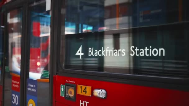 Blackfriars Station tábla egy klasszikus piros londoni busz ablakán — Stock videók