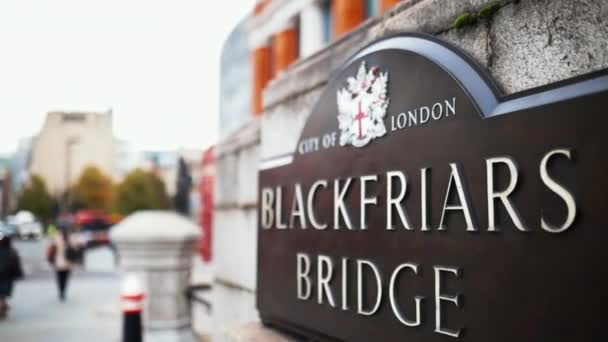 Vista trasera de la Placa del Puente Blackfriars y el Escudo de Armas de Londres — Vídeos de Stock