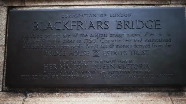 Backward view of The Blackfriars Bridge commemorative plaque on a concrete wall — Stock Video