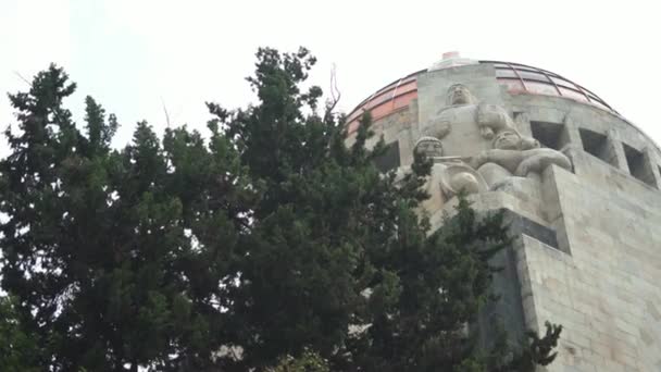 Monument över revolutionen från Mexico City bakom ett träd — Stockvideo