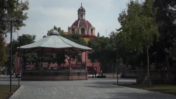 Quiosco en medio del Parque Urbano Central de la Alameda — Vídeos de Stock