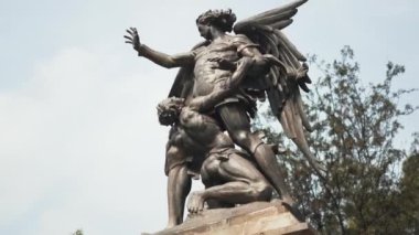 Alameda Merkez 'deki Beethoven Anıtı' nda bir insan ve bir melek heykeli.