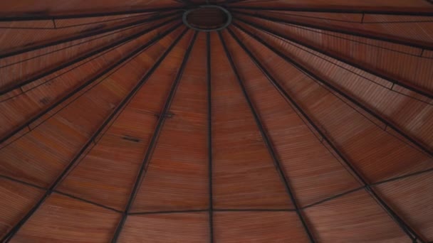 Vista interior de un quiosco con cinta roja que cubre su entrada — Vídeos de Stock
