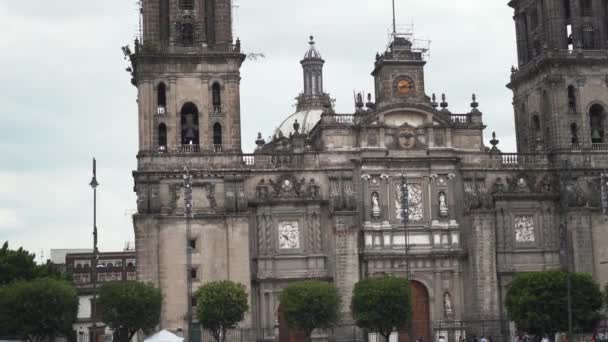 Frente a la Catedral de la Ciudad de México con un cielo nublado como fondo — Vídeo de stock