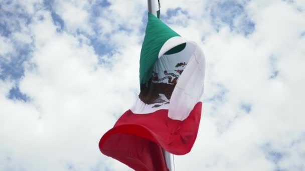 在风中飘扬的墨西哥国旗，背景是多云的天空 — 图库视频影像