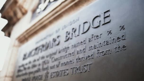 Vista de cerca de la placa conmemorativa del puente de Blackfriars en una pared de hormigón — Vídeos de Stock