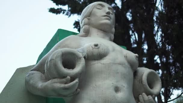 Statue einer nackten Frau auf einem Brunnen mit Bäumen als Hintergrund — Stockvideo