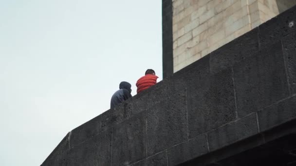 Toeristen rusten naast het Monument van de Revolutie uit Mexico City — Stockvideo