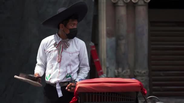 Molinillo de órgano mexicano con un atuendo clásico mexicano pidiendo consejos — Vídeo de stock