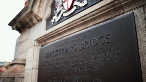 Zpětný pohled na pamětní desku mostu Blackfriars na betonové zdi — Stock video