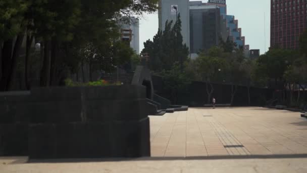 Пустой вид на площадь Республики с Мехико, окруженный деревьями — стоковое видео