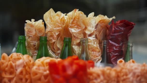 Mexikanische gebratene Snacks und bunte Slush-Sirup-Flaschen — Stockvideo
