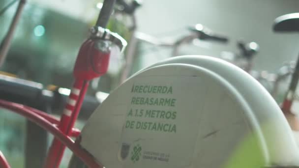 Firme en una bicicleta que lee Recuerde que debe pasar a 1,5 metros de distancia de mí — Vídeos de Stock