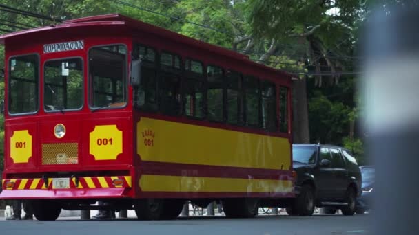 Tranvía rojo y amarillo estacionado en una calle del barrio llamado Coyoacán — Vídeo de stock