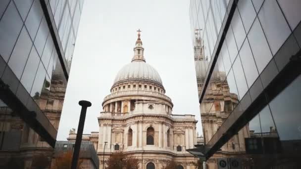 Saint Paul Katedrali 'nin iki koyu cam bina arasındaki ters manzarası. — Stok video