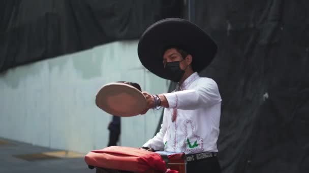 Mexican Organ Grinder Wearing a Classic Mexican Attire Asking for Tips — Wideo stockowe