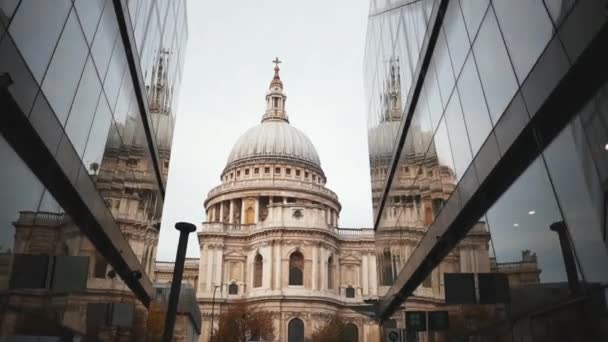 Forward view of the Saint Paul Cathedral in between two dark glass buildings — Stock Video