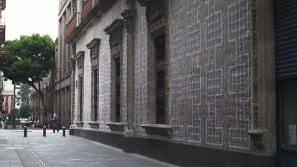 Mur carrelé bleu et orange sur un bâtiment du quartier de Condesa — Video