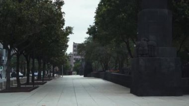 Cumhuriyet Meydanı 'ndan kaldırımlar Ağaçlarla çevrili