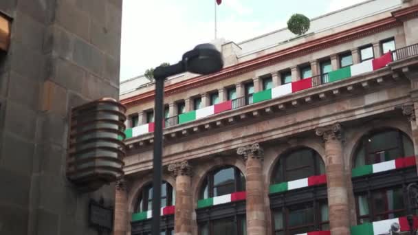 Edificio della Banca del Messico con bandiere verdi, bianche e rosse — Video Stock