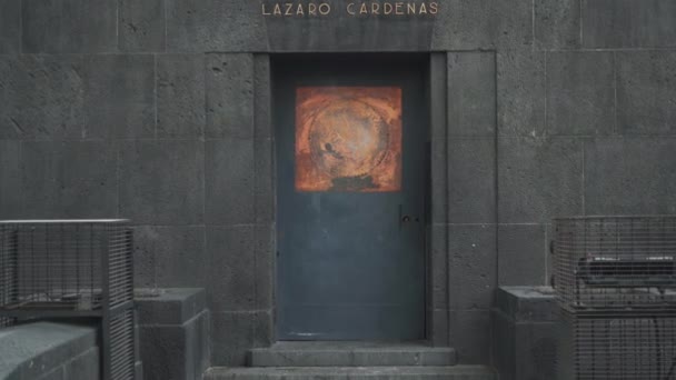 Toegang tot de crypte van de voormalige president Lazaro Cardenas — Stockvideo