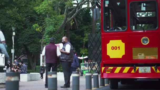 Tranvía rojo y amarillo estacionado en una calle del barrio llamado Coyoacán — Vídeos de Stock