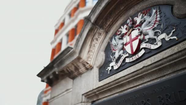 Vista para trás da Cidade de Londres Brasão de armas sobre uma placa comemorativa — Vídeo de Stock