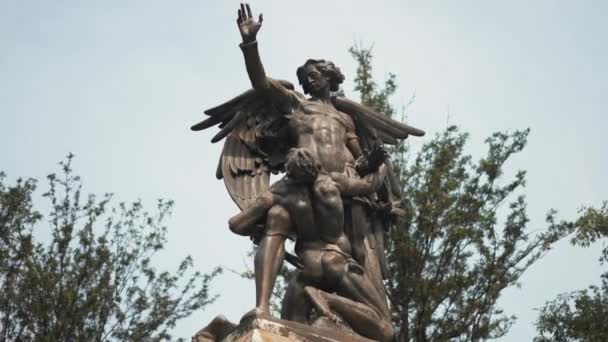 Estatua de un hombre y un ángel en el monumento de Beethoven en Alameda Central — Vídeos de Stock