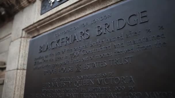 Vista circular da placa comemorativa da Ponte Blackfriars em uma parede de concreto — Vídeo de Stock